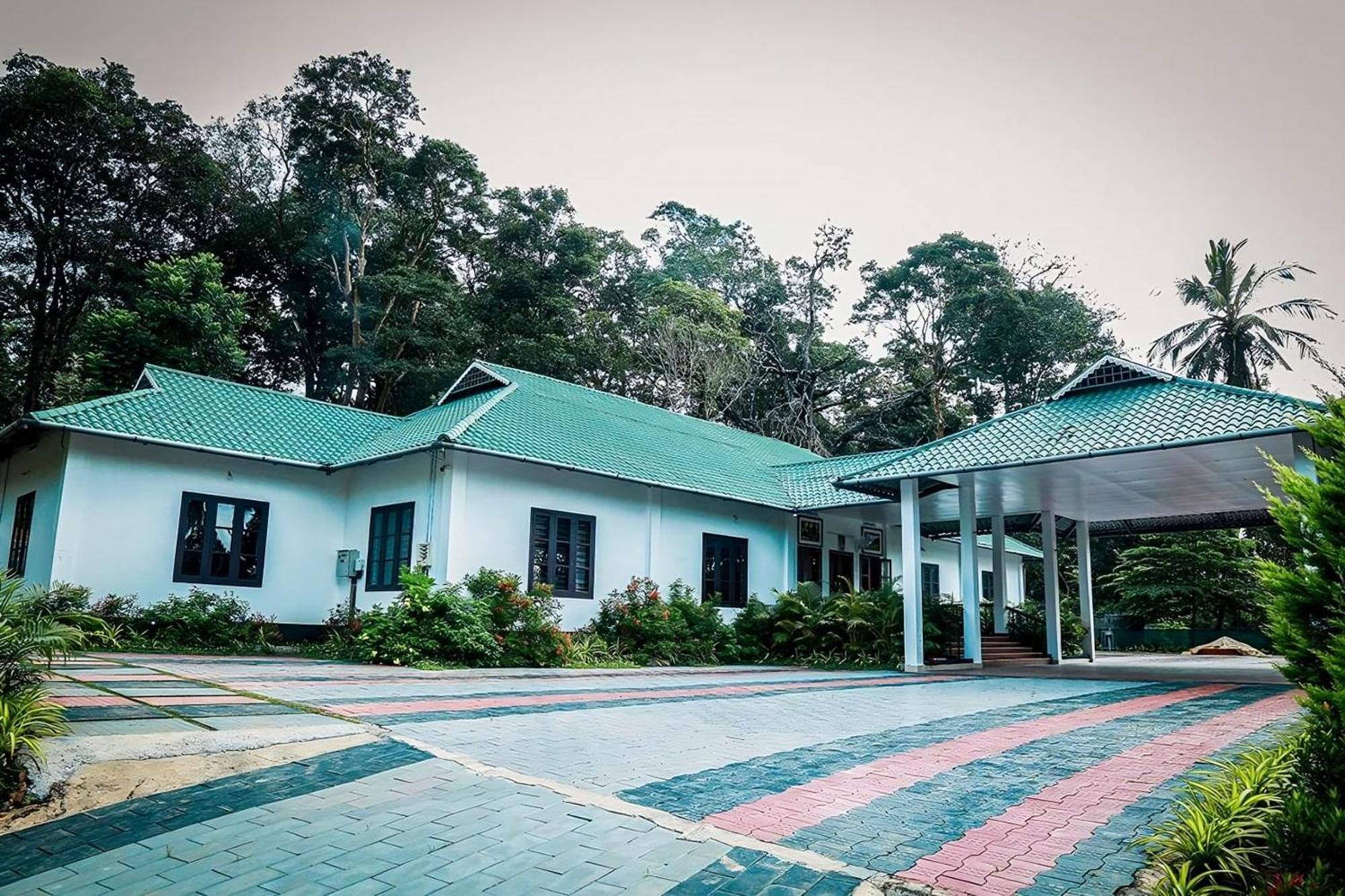 Green Auro By Bob Hotels Wayanad Bagian luar foto